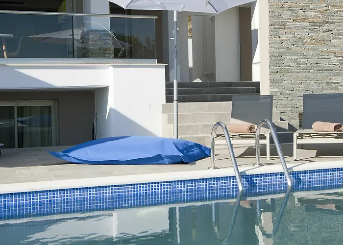 Afisia Villa *