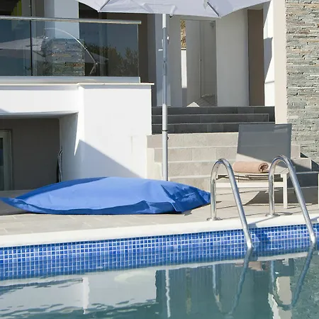 Afisia Villa *
